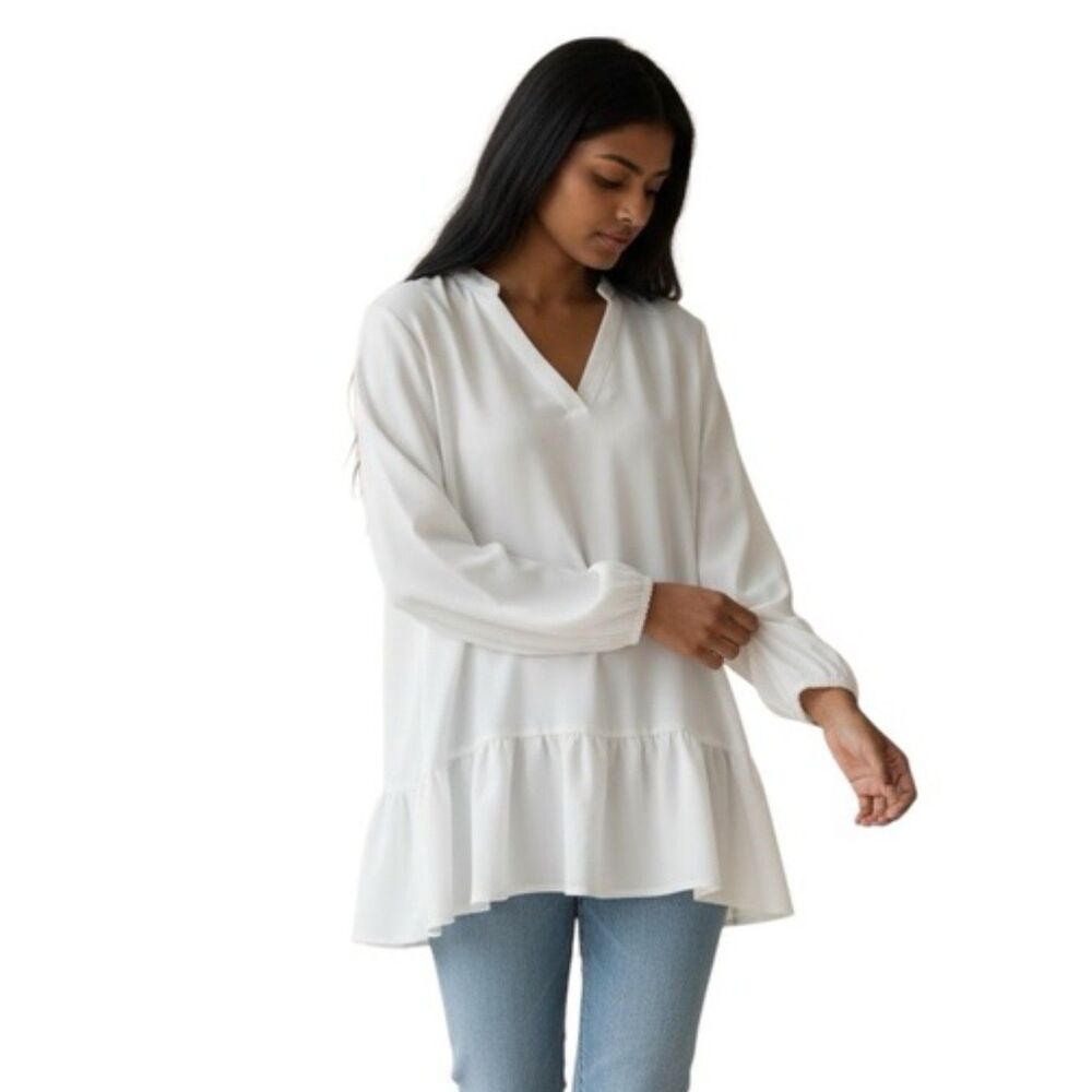 Daisy Fuentes V-neck Blouse with Ruffle Detail. Size Small New.    LTOP077